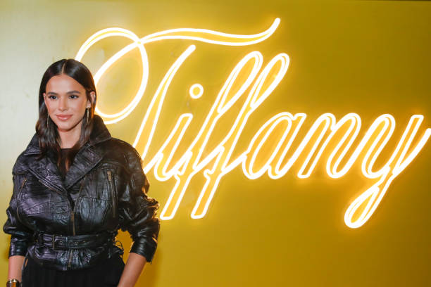 Actress Bruna Marquezine poses for pictures on the red carpet of Yellow is the New Blue Event organized by Tiffany & Co. At Memorial da América Latina on August 25, 2022 in Sao Paulo, Brazil. (612×408)