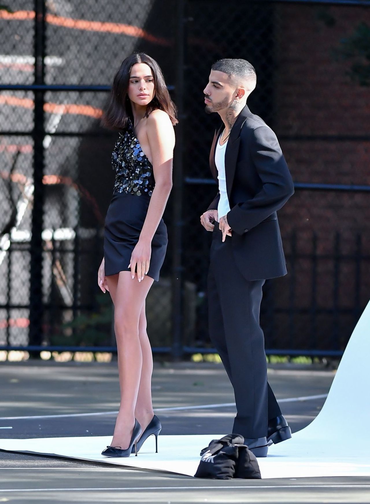 Bruna Marquezine and Rauw Alejandro on the Set of a Commercial in New York 10/16/2023 (1280×1742)