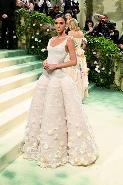 Bruna Marquezine at the 2024 Met Gala: "Sleeping Beauties: Reawakening Fashion" held at The Metropolitan Museum of Art on May 6, 2024 in New York City. — frame 1/3 (408×612)
