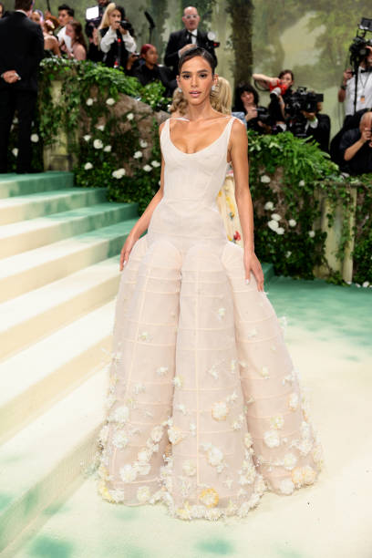 Bruna Marquezine attends The 2024 Met Gala Celebrating "Sleeping Beauties: Reawakening Fashion" at The Metropolitan Museum of Art on May 06, 2024 in New York City. — frame 5/11 (408×612)