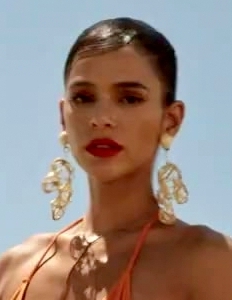 Campanha publicitária da marca Arezzo protagonizada por Bruna Marquezine. (232×300)