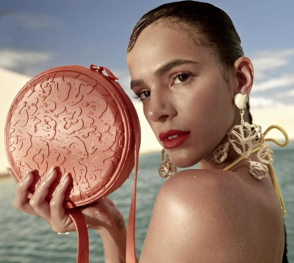 Campanha publicitária da marca Arezzo protagonizada por Bruna Marquezine