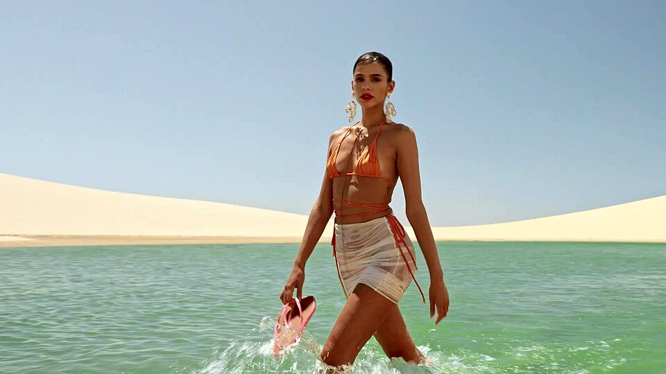 Campanha publicitária da marca Arezzo protagonizada por Bruna Marquezine. (1920×1080)