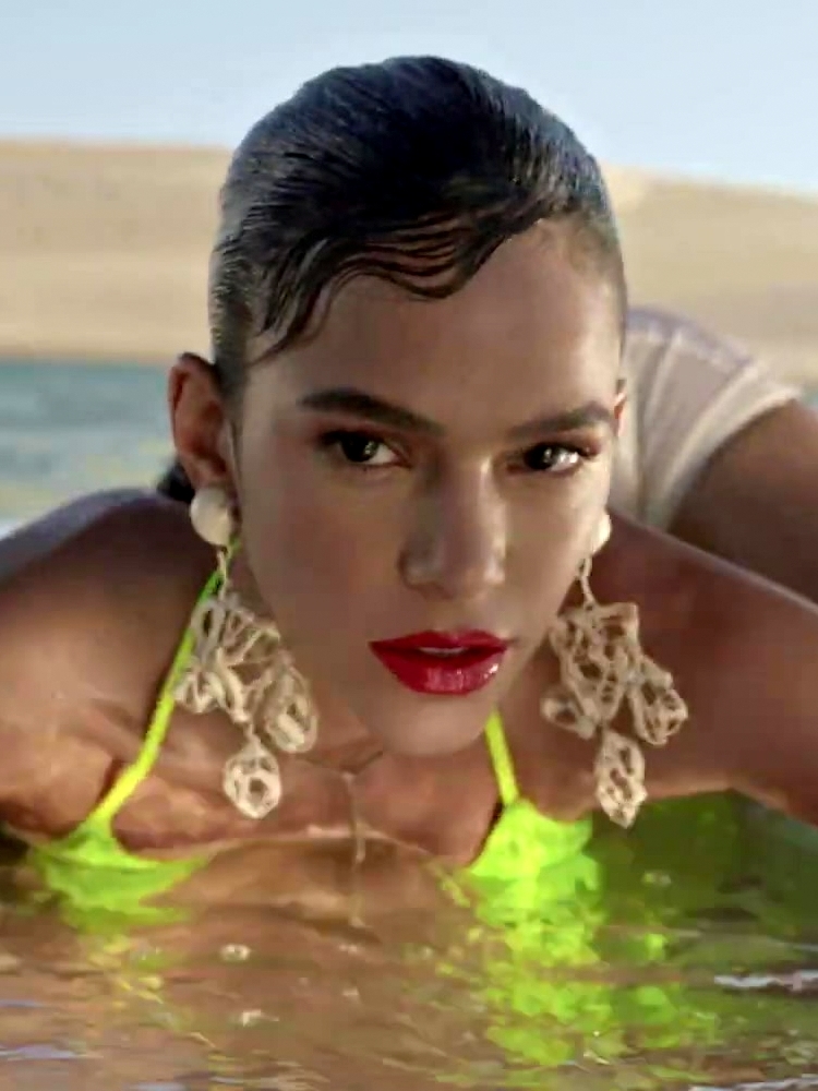Campanha publicitária da marca Arezzo protagonizada por Bruna Marquezine