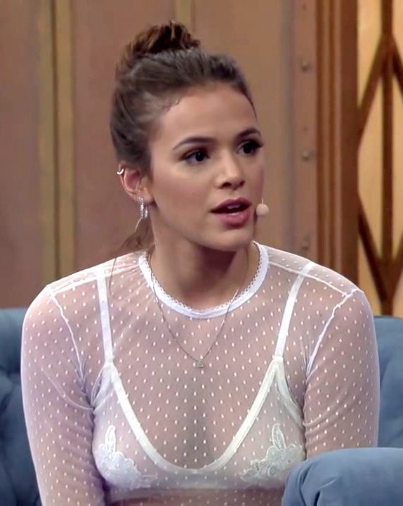 Bruna Marquezine on the talk show "Lady Night" (2018). (574×720)