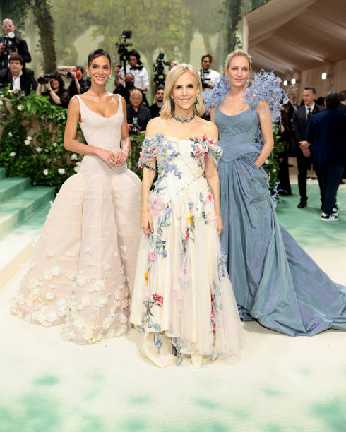 Bruna Marquezine, Tory Burch and Uma Thurman attend The 2024 Met Gala Celebrating "Sleeping Beauties: Reawakening Fashion" at The Metropolitan Museum of Art on May 06, 2024 in New York City. — frame 10/11 (490×612)