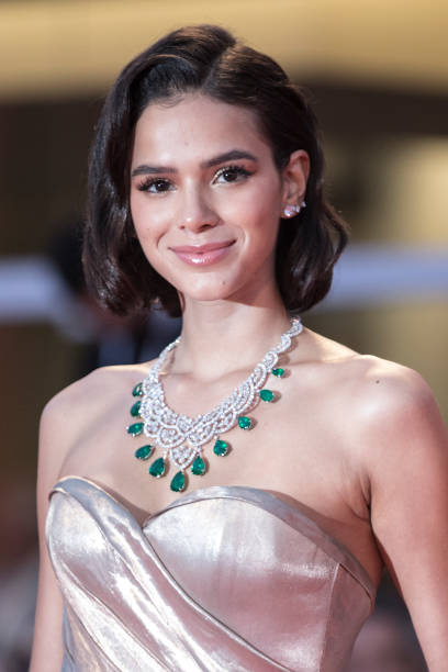 Bruna Marquezine walks the red carpet ahead of the 'The Sisters Brothers' screening during the 75th Venice Film Festival at Sala Grande on September 1, 2018 in Venice, Italy. (408×612)