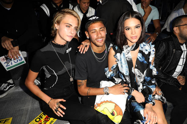 Cara Delevingne, Neymar Jr and Bruna Marquezine attend the Off-White show as part of the Paris Fashion Week Womenswear Spring/Summer 2019 on September 27, 2018 in Paris, France. — frame 60/65 (612×408)